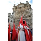 Confrades saliendo de la Iglesia Prioral