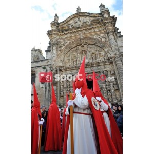 Confrades saliendo de la Iglesia Prioral