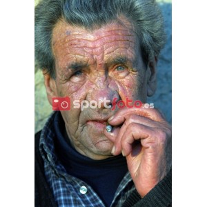 Anciano fumando