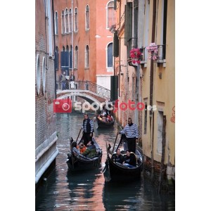 Fotografía de góndolas por los canales de Venecia